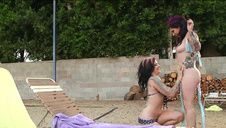 facet wkłada palce w picz naturalnie cycatej azjatki