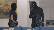 przenieśli się na białą kanapę