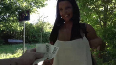 brunetka i blondzia bawią się na kanapie