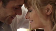 trzyma suczkę za głowę i pakuje jej kutasa do dzioba