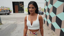 blond ślicznotka zabawia się w wannie