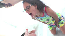 okularnik zapina w dupę naturalnie cycatą suczkę