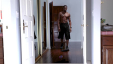 laseczka liże swoje stopy