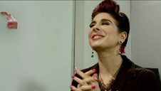 boski seksik na pomarańczowej kanapie