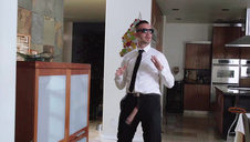 blondi unosi nogi na narożniku a on ją zapina