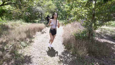 lucy lee puknięta w ogrodzie