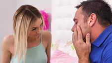 opalone i całkiem spore piersi blondynki