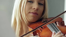 blondyna w uwodzicielskiej bieliźnie