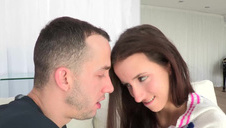 wycałował jej niewielkie pośladki