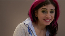 chwyta za tyłeczek zgrabną blondyneczkę