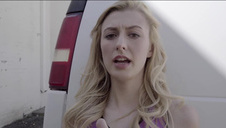 napalona rozbiera się na tylnym siedzeniu