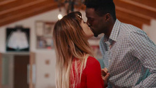 facet posuwa niewielką azjatką