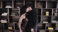 japonka całuje się z nim przed seksem