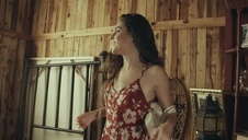 niezła niunia z gładką szpareczką na kanapie