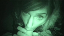 seksowna brunetka jest bosko posuwana od tylca