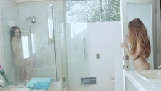 z seks zabawką w cipie dodatkowo zaspokaja się paluchem