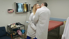 dziewczyna klęczy na dywaniku i ssie penisa