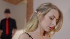 opalona laska dogadza soibe na kanapie