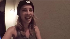 wciska paluszki w swą cipkę podczas analnego seksu