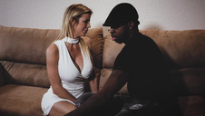 nastolatek słucha się starszej dojrzałej macochy