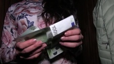 dziewczyna mizia się po cipie różową seks zabaweczką