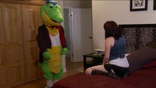 brunetka liże swe paluszki i się pieści