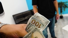 słodka blondynka skrada się po schodach