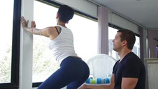 ruda nastolatka ściąga swoje majtki