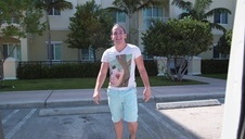 cycata blondyna zabawia się na sofie