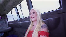 z cycatą pięknością w toalecie