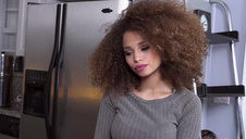 bawi się cycami azjatyckiej suczki