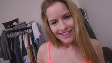 azjatka pieści małą owłosioną pałę