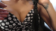 lesbijki delikatnie bzykają się na łóżku