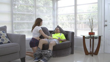 laska kuca na piasku i ciągnie kutaska