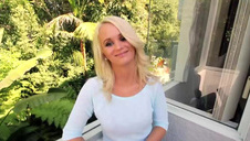 dwie czarnowłose babki ciągną jednego fiuta