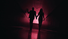 laska z rozepchaną analną dziurką ssie penisa