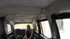 dwie brunetki trzepią i liżą fiuta w trójkącie