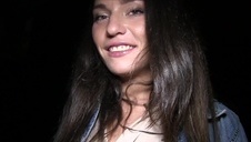 blondynka zdejmuje rajstopy i się zabawia paluszkami