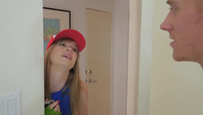 murzyn rozkłada jej nogi i liże jej cipkę