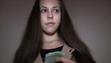 opalona blondi masturbuje się podczas analnego seksu