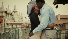 brana od tyłu rozmawia przez telefon