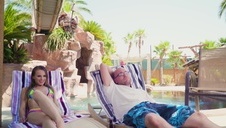 wypięta pani masturbuje się na balkonie