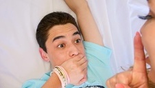 seksowna brunetka jest ładnie ruchana na łyżeczkę