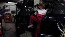 młoda i naga zabiera się za penisa