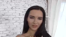 długą zabawkę wkłada sobie w cipę