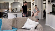 szczupła laska rozkłada nogi na kutasie