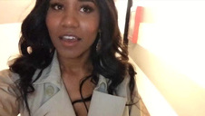 szczupła brunetka obrabia dwie murzyńskie pały