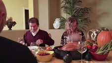 dwie laseczki obrabiają dużo kutasów