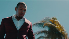 seksowna lily na żółtej kanapie