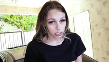 gorąca brunetka liże jego długiego fiuta